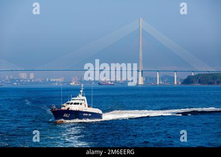 Ein Boot der Küstenwache fährt mit hoher Geschwindigkeit durch das Wassergebiet von Wladiwostok Stockfoto