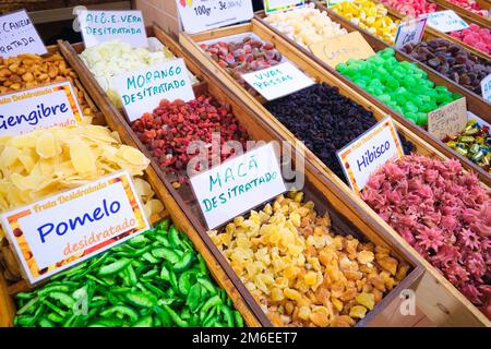 Detailansicht der bunten getrockneten Früchte an einem lokalen Imbiss. Auf dem Tavira Markt, Mercado in Tavira, Algarve, Portugal, Europa. Stockfoto