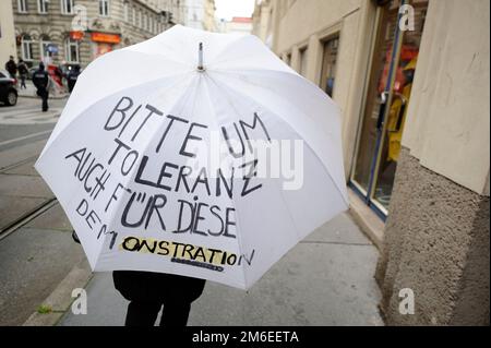 Wien, Österreich. 17. Mai 2014 Demonstration der Osterreichischen Identitätsbewegung in Wien. Schirm mit der Aufschrift „Bitte auch für diese Vorführung tolerieren“ Stockfoto