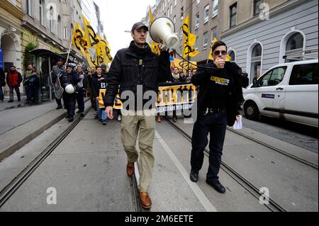 Wien, Österreich. 17. Mai 2014 Demonstration der Osterreichischen Identitätsbewegung in Wien. Martin Sellner vorne rechts mit einem Mikrofon Stockfoto