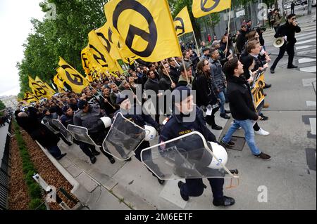 Wien, Österreich. 17. Mai 2014 Demonstration der Osterreichischen Identitätsbewegung in Wien. Oben rechts im Bild: Martin Sellner mit Mikrofon und Megafon Stockfoto