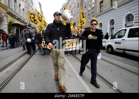 Wien, Österreich. 17. Mai 2014 Demonstration der Osterreichischen Identitätsbewegung in Wien. Martin Sellner vorne rechts mit einem Mikrofon Stockfoto