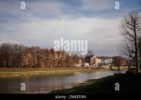 Fluss Uzh, Uschgorod. Warmer, sonniger Tag. Naturumgebung. Stockfoto