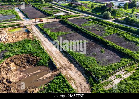 Territorium von kommunalen Kläranlagen mit Schlammkarten aus der Höhe Stockfoto