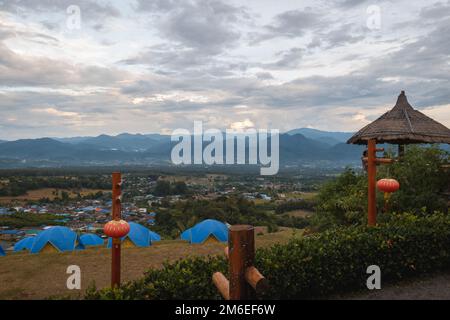 Abendlandschaft mit blauen Zelten am Yun Lai Aussichtspunkt in Pai, Nord-Thailand Stockfoto