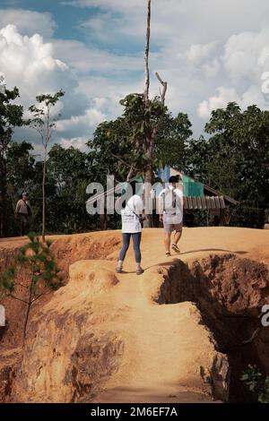 Pai, Thailand. 20. November 2022. Touristen im Pai Canyon (Kong Lan) in der Provinz Mae Hong Son, Nordthailand Stockfoto