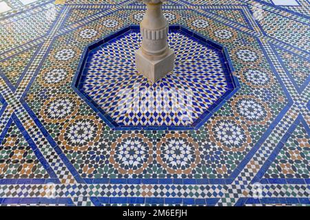 Nahaufnahmen der Mosaikfliesen Zellige (oder Zellij) im Bahia-Palast in Marrakesch, Marokko. Die Formen wurden aus größeren Fliesen geschnitten, um islamische Muster zu schaffen. Stockfoto