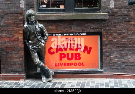 Die Arthur Dooley Statue von John Lennon in der Mathew Street in Liverpool Stockfoto