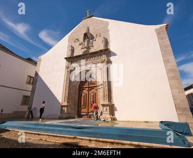 Der Außeneingang wird gereinigt, mit Strom gewaschen. Im Museum Igreja da Misericórdia und dem Wahrzeichen der katholischen Kirche in Tavira, Algarve, Portugal, Europa. Stockfoto