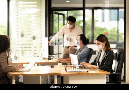 Social Fernbüro mit Business-Team tragen Gesichtsmaske wie Neues normales Leben Stockfoto