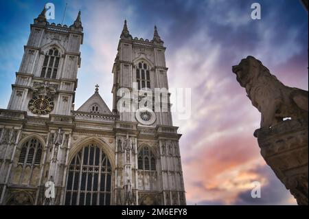 Sonnenuntergang über Westminster Abbey in London, Großbritannien Stockfoto