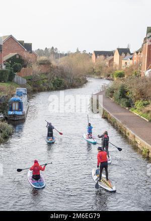 Ein Familienpaddeln auf einem britischen Kanal am Neujahrstag 2023. Stockfoto