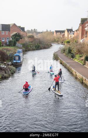 Ein Familienpaddeln auf einem britischen Kanal am Neujahrstag 2023. Stockfoto