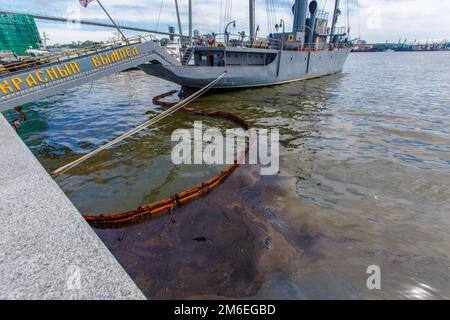 Sommer 2016 - Wladiwostok, Russland - Umweltkatastrophe. Ölpest ins Meer. Dir Stockfoto