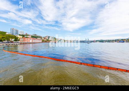 Sommer 2016 - Wladiwostok, Russland - Umweltkatastrophe. Ölpest ins Meer. Dir Stockfoto