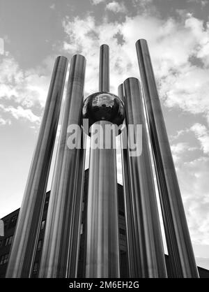 Hohe Kunstwerke aus Stahlrohren in Schwarz und Weiß Stockfoto