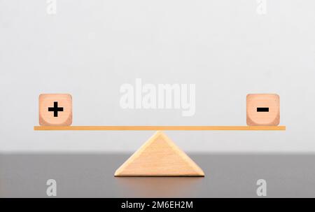 Plus und Minus im Gleichgewicht Stockfoto