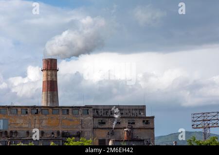 Rauchen Schornstein, Stadt thermische Kraftwerk Hintergrund blau. Rohre, Gefahr. Stockfoto