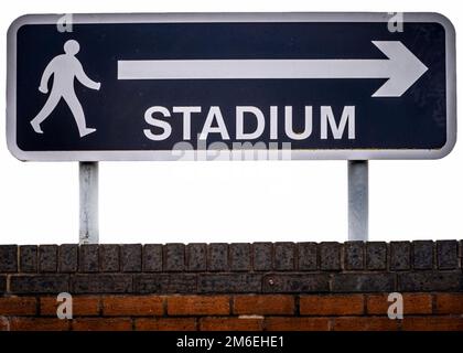 Stadionschild vor dem alten trafford Fußballstadion fotografiert. Heim- oder Auswärtsspielschild für Fans. Stockfoto