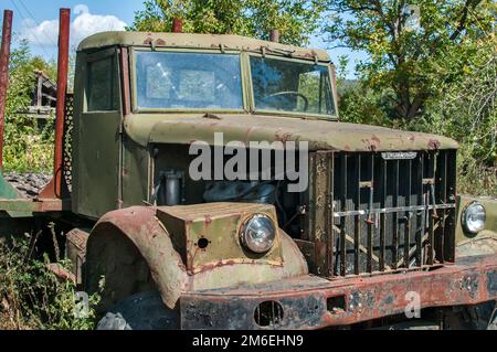 Alte rostigen sowjetischen vintage schweren großen LKW Nahaufnahme Stockfoto