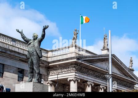 Bronzestatue des Gewerkschaftsführers Jim Larkin in der O'Connell Street, General Post Office im Hintergrund, Dublin Stadtzentrum, Irland Stockfoto