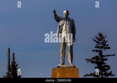 Denkmal für Wladimir Lenin vor dem Hintergrund des blauen Himmels in Russland Stockfoto