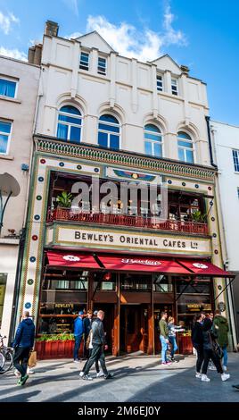 Die reiche und farbenfrohe Fassade von Bewleys orientalischem Café in der Grafton Street, einem 1840 gegründeten historischen Café im Stadtzentrum von Dublin, Irland Stockfoto