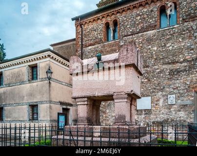 Büste und Grab des italienischen Dichters Francesco Petrarca, erbaut im 14. Jahrhundert in veronesischem rotem Marmor, auf Petrarchs Platz, Arqua Petrarca, Padua, Italien. Stockfoto