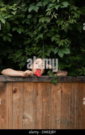 Ein süßes junges Mädchen mit einem Lutscher Stockfoto