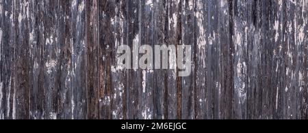 Alte, stark verwitterte braune graue Panoramawand aus Holz Stockfoto