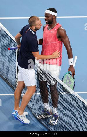 Sydney, Australien. 04. Januar 2023. Frances Tiafoe aus den USA gewinnt das Spiel und gratuliert Daniel Evans aus Großbritannien am United Cup City Finals Day 7 in der Ken Rosewall Arena, Sydney Olympic Park Tennis Centre, Sydney, Australien, am 4. Januar 2023. Foto von Peter Dovgan. Nur redaktionelle Verwendung, Lizenz für kommerzielle Verwendung erforderlich. Keine Verwendung bei Wetten, Spielen oder Veröffentlichungen von Clubs/Ligen/Spielern. Kredit: UK Sports Pics Ltd/Alamy Live News Stockfoto