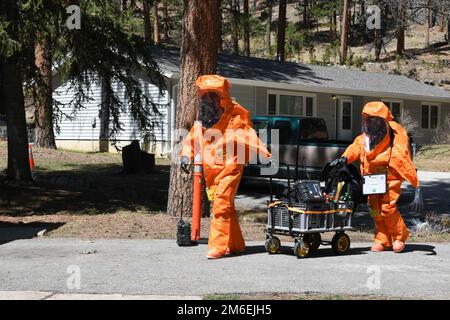 Mitglieder des Erhebungsteams des 101. Civil Support Team, Idaho National Guard, bereiten sich während der „Rushmore Roundup“-Trainingsübung am Mount Rushmore in Keystone, S.D., am 26. April 2022 auf den Eintritt in ein Gefahrengebiet vor. Die Übung bietet den Teilnehmern die Möglichkeit, die behördenübergreifende Koordination und Reaktion zu validieren, Taktiken, Techniken und Verfahren zu verstärken, nützliche Erkenntnisse zur Aufdeckung von Schwachstellen und Steigerung der Effektivität zu vermitteln und Beziehungen innerhalb unserer Region, Bundesbehörden und lokalen Behörden aufzubauen Stockfoto