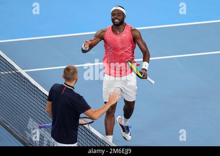 Sydney, Australien. 04. Januar 2023. Frances Tiafoe aus den USA gewinnt das Spiel und gratuliert Daniel Evans aus Großbritannien am United Cup City Finals Day 7 in der Ken Rosewall Arena, Sydney Olympic Park Tennis Centre, Sydney, Australien, am 4. Januar 2023. Foto von Peter Dovgan. Nur redaktionelle Verwendung, Lizenz für kommerzielle Verwendung erforderlich. Keine Verwendung bei Wetten, Spielen oder Veröffentlichungen von Clubs/Ligen/Spielern. Kredit: UK Sports Pics Ltd/Alamy Live News Stockfoto