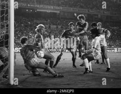 ARCHIVFOTO: Roland WOHLFAHRT wird 60 am 7. Januar 2023, 01SN Real FCB220487SP.jpg Action im Torbereich des FC Bayern Goalwart Jean-Marie PFAFF (links) mit Norbert Nachtweih, Klaus AUGENTHALER und Roland WOHLFARTH, auch FC Bayern, QF.; Fußball-Europameisterschaft Real Madrid-FC Bayern München 1:0; am 04.22.1987; Schwarzweißfoto? Stockfoto