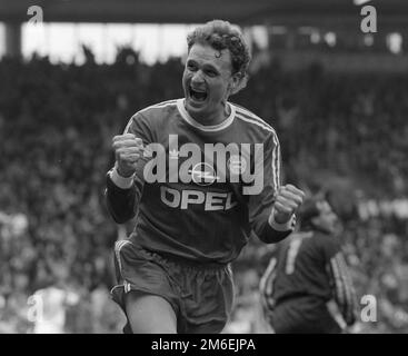 ARCHIVFOTO: Roland WOHLFAHRT wird am 7. Januar 2023, 60 01SN Wohlfarth060491SP.jpg Roland WOHLFARTH, Deutschland, Fußball, FC Bayern München, Prost mit geballten Fäusten, offener Mund, halbe Länge; Schwarzweiß-Aufnahme; ? Stockfoto