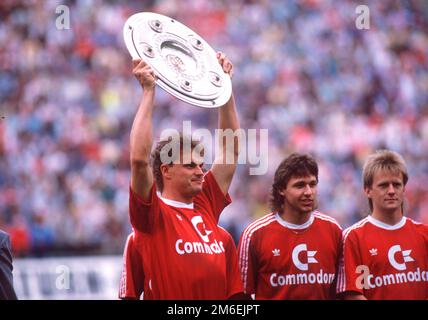 ARCHIVFOTO: Roland WOHLFAHRT wird am 7. Januar 2023 60, Bundesliga, FC Bayern München, deutscher Champion 1989, Bei der meisterschaftsfeier jubelt Roland WOHLFARTH mit der Meisterschafts-Trophäe und hält die Trophäe über seinem Kopf, 17.06.1989. ? Stockfoto