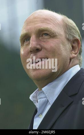 Dortmund, Deutschland. 09. Aug. 2002. ARCHIVFOTO: Dieter Hoeness feiert seinen 70. Geburtstag am 7. Januar 2023, 01SN D Hoeness 0908SP.jpg Dieter HOENESS, Deutschland, Fußball, manager Hertha BSC Berlin, Porträt, HF Sven Simon#Huyssenallee 40-42#45128 Essen#Tel. 0201/234556 Fax. 0201/234539 Konto 1428150 C ommerzbank E ssen BLZ 36040039 www.SvenSimon.net. Kredit: dpa/Alamy Live News Stockfoto