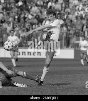 ARCHIVFOTO: Roland WOHLFAHRT wird am 7. Januar 2023, 60 01SN Wohlfarth070490SP.jpg Roland WOHLFARTH, Deutschland, Fußball, FC Bayern München, Action, Schießen; Schwarzweiß-Aufnahme; ? Stockfoto