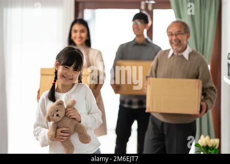 Glückliche asiatische Mehrgenerationenfamilie, die in ein neues Zuhause zieht Stockfoto