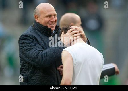 ARCHIVFOTO: Dieter Hoeness feiert seinen 70. Geburtstag am 7. Januar 2023, Manaher Dieter HOENESS (Wolfsburg) komforts Oliver NEUVILLE (Gladbach) Borussia Monchengladbach - VfL Wolfsburg 0: 4, Bundesliga am 13.03.2010, liga1&matchday26&saison0910 Sven Simon#Prinzess-Luise -Strasse 41#45479 Muelheim/R tel. 0208/9413250#Fax. 0208/9413260#Konto. 4030 025 100 GLSB-Bankcode 430 609 67# www.SvenSimon.net. Stockfoto