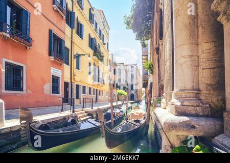 Gondeln in Venedig, Italien, in einer kleinen Gasse mit wunderschönen alten Gebäuden Stockfoto