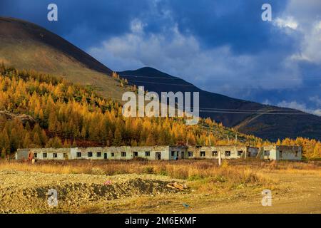 Die Natur der Magadan-Region. Ein verlassenes Goldgräberunternehmen in der russischen Tundra. Verlassene Bergbaugebäude in der m Stockfoto