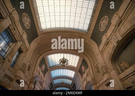 Decke einer großen Halle mit Dachfenstern und einem Kronleuchter, der vom alten Gebäude hängt Stockfoto