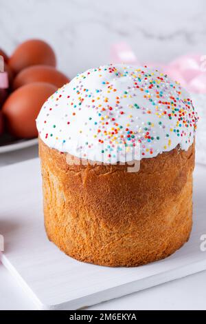 Köstliche Osterkuchen und Eier auf hellem Hintergrund Stockfoto