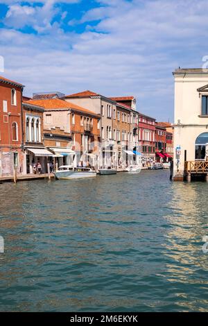 Blick auf die farbenfrohen venezianischen Häuser entlang des Kanals zu den Inseln Murano in Venedig Stockfoto