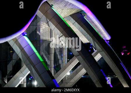 Sommer 2016 - Wladiwostok, Russland - Primorsky Ozeanarium auf der russischen Insel. Nachtbeleuchtung des Primorsky-Ozeanariums. Stockfoto