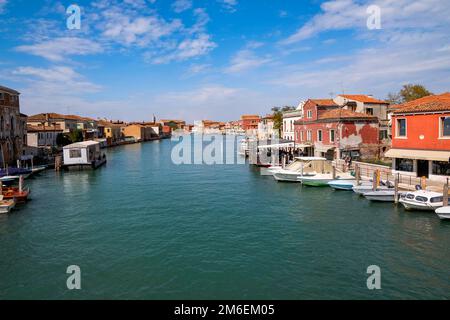 Blick auf die farbenfrohen venezianischen Häuser entlang des Kanals zu den Inseln Murano in Venedig Stockfoto