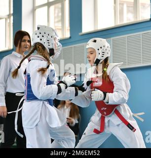Orenburg, Russland - 19. Oktober 2019: Mädchen treten im Taekwondo auf dem Orenburg Open Taekwondo Champ gegeneinander an Stockfoto
