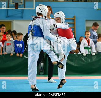 Orenburg, Russland - 19. Oktober 2019: Jungs treten im Taekwondo beim Orenburg Open Taekwondo Champi an Stockfoto