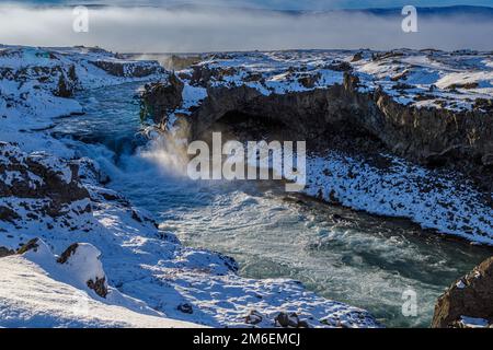 Herbstlandschaft und der erste Schnee rund um den Godafoss Wasserfall in Nordisland Stockfoto